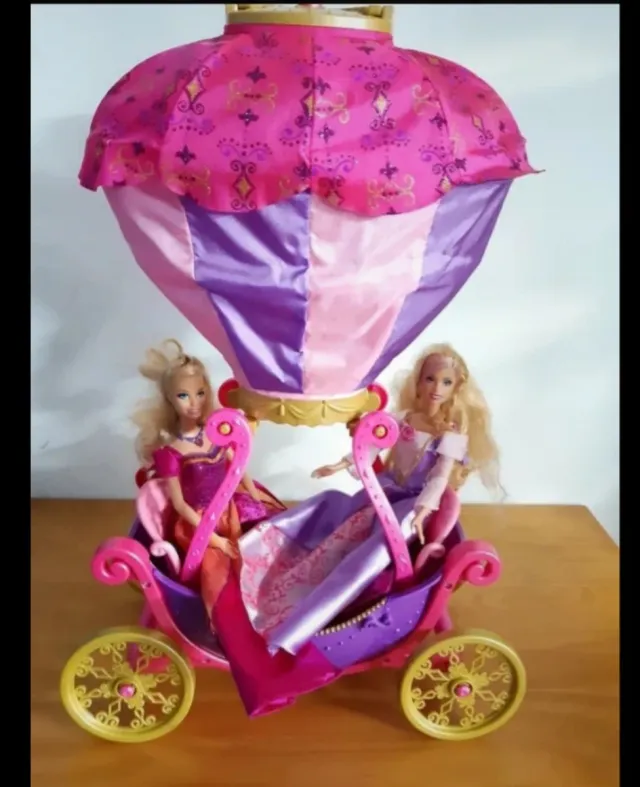 Carroza Barbie con 2 Muñecas