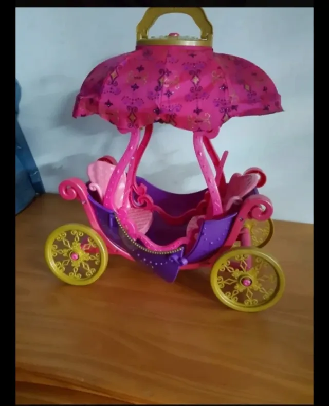 Carroza Barbie con 2 Muñecas