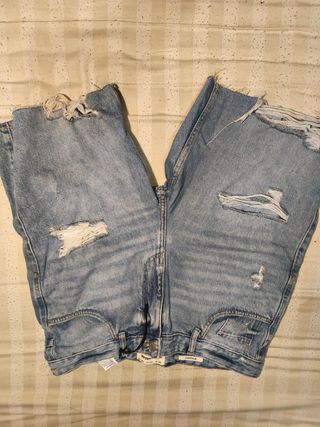 Pantalón vaquero corto desgastado