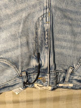 Pantalón vaquero corto desgastado