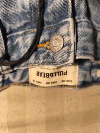 Pantalón vaquero corto desgastado