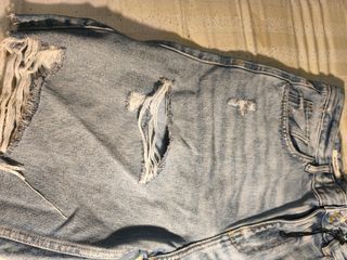 Pantalón vaquero corto desgastado