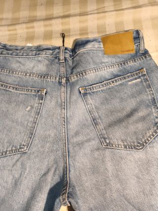 Pantalón vaquero corto desgastado