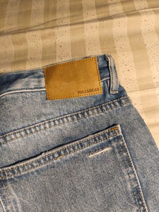 Pantalón vaquero corto desgastado
