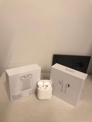 AirPods Gen 2 con custodia di ricarica wireless