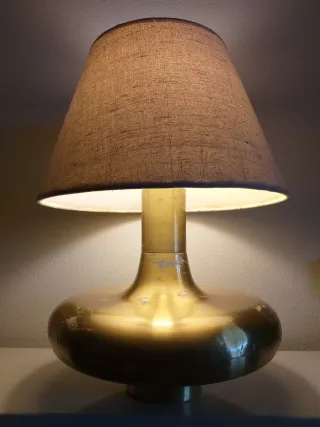 Lámpara de sobremesa dorada metal