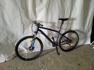 Bicicleta de montaña azul