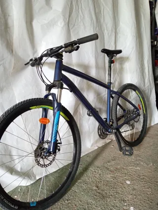 Bicicleta de montaña azul