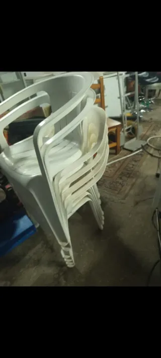 Sillas de plástico blancas apilables