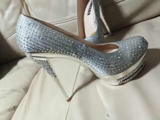 Zapatos de tacón plateados con pedrería