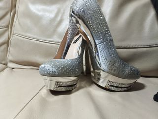 Zapatos de tacón plateados con pedrería