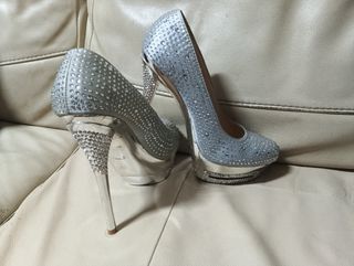 Zapatos de tacón plateados con pedrería