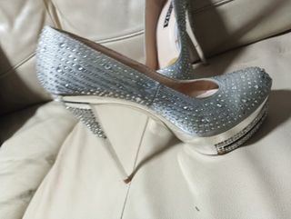 Zapatos de tacón plateados con pedrería