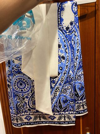 Vestido blanco y azul con estampado
