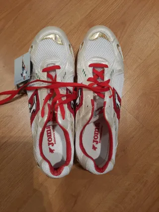 Zapatillas atletismo Joma clavos blancas y rojas