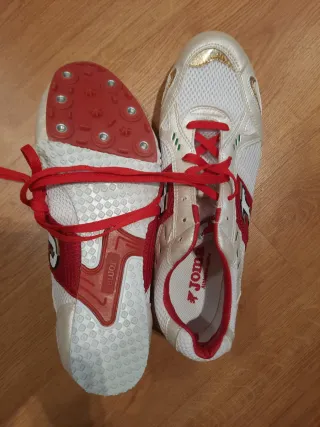 Zapatillas atletismo Joma clavos blancas y rojas