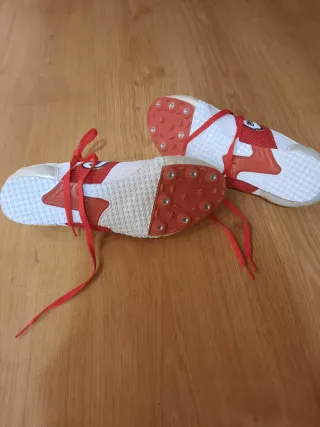 Zapatillas atletismo Joma clavos blancas y rojas