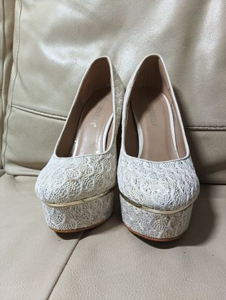 Zapatos de tacón de aguja blancos y dorados