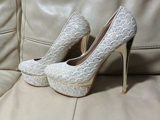 Zapatos de tacón de aguja blancos y dorados