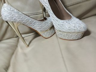 Zapatos de tacón de aguja blancos y dorados
