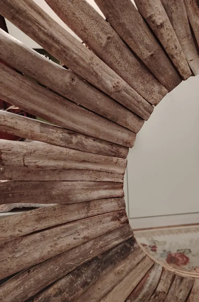 Espejo de madera flotante con forma de sol