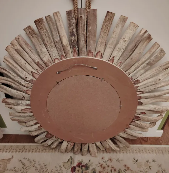 Espejo de madera flotante con forma de sol