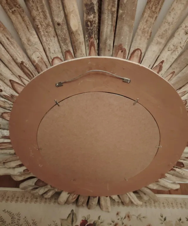 Espejo de madera flotante con forma de sol