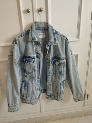 Chaqueta vaquera Bershka azul talla xxs, grande..