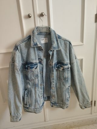 Chaqueta vaquera Bershka azul talla xxs, grande..