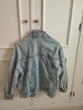 Chaqueta vaquera Bershka azul talla xxs, grande..