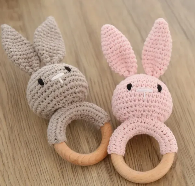 Sonajero mordedor conejito rosa crochet