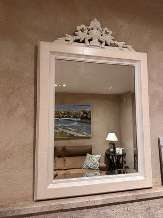 Espejo restaurado beige y blanco