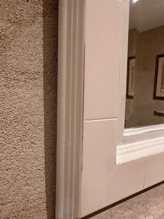 Espejo restaurado beige y blanco