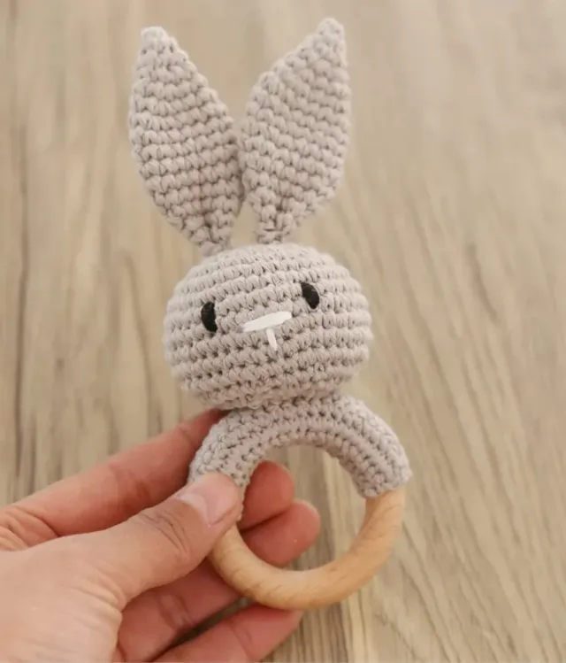 Sonajero Conejito Crochet y Madera color beige
