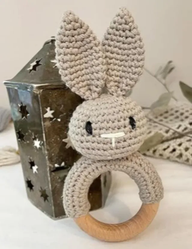 Sonajero Conejito Crochet y Madera color beige