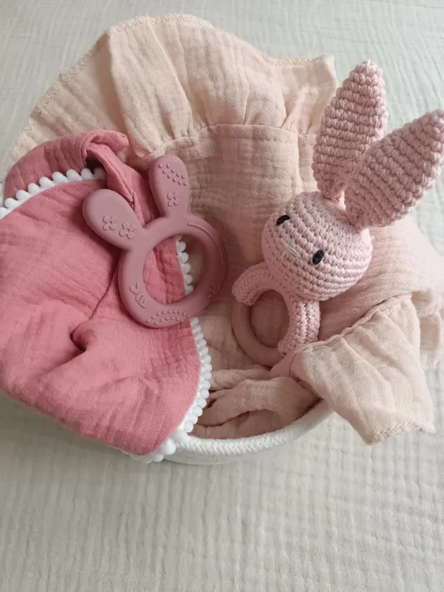 Sonajero Conejito Crochet y Madera color beige