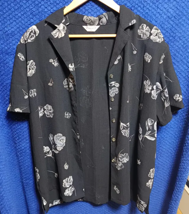 Blusa negra con estampado floral blanco