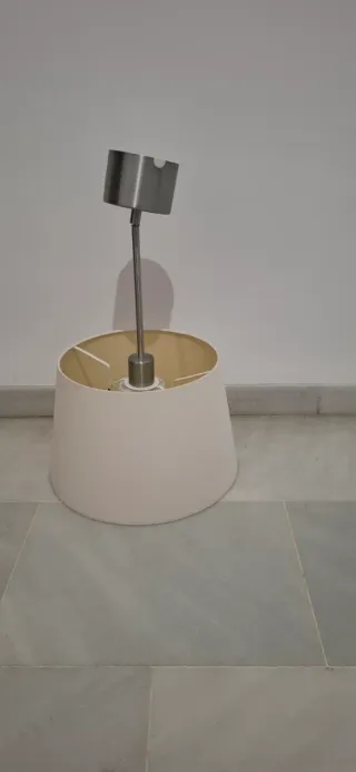 Lámpara de dormitorio beige y plateada