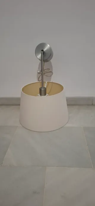 Lámpara de dormitorio beige y plateada