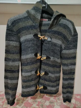 Cardigan con cappuccio e bottoni in legno