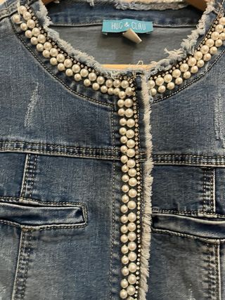Chaqueta vaquera HUG & CLAU con perlas