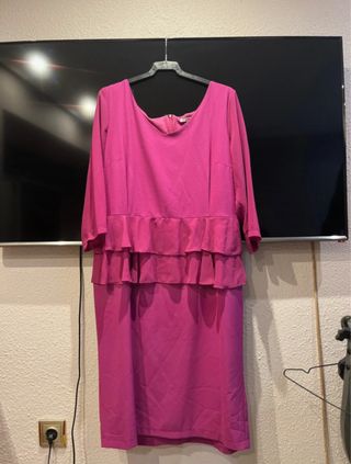 Vestido de fiesta rosa con volantes