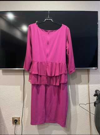 Vestido de fiesta rosa con volantes