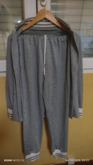 Conjunto chándal gris y blanco