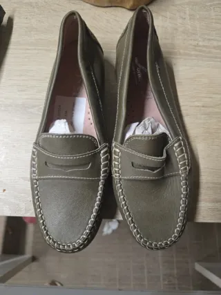 Mocasines verdes de piel