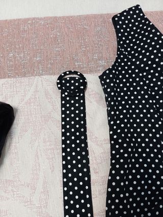 Vestido midi negro lunares blancos