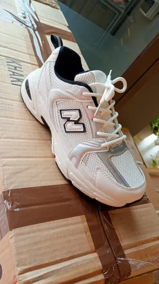 Deportivas plateadas y blancas