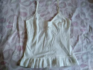 Blusa blanca con volantes y encaje
