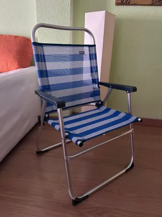 Silla de playa plegable azul y plateada