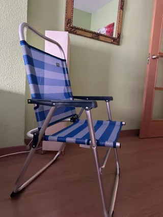Silla de playa plegable azul y plateada
